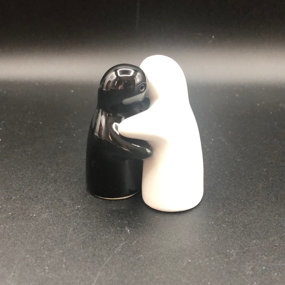 Hugging Ghost Salt and Pepper Shakers Home Trends Black and White - Picture 1 of 7